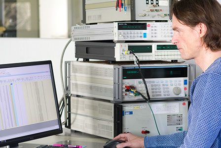 Arbeitsplatz im Kalibrierlabor Alzenau Beschäftigte der F.E.S. GmbH bei der Kalibrierung an einem Messplatz mit Rechneranbindung